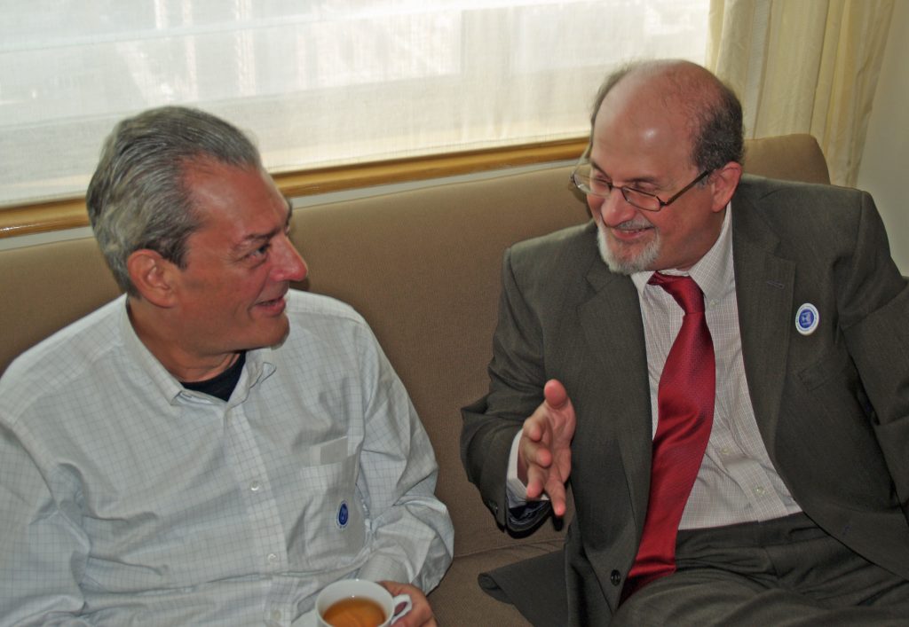 El escrito estadounidense conversa con su colega indio Salman Rushdie