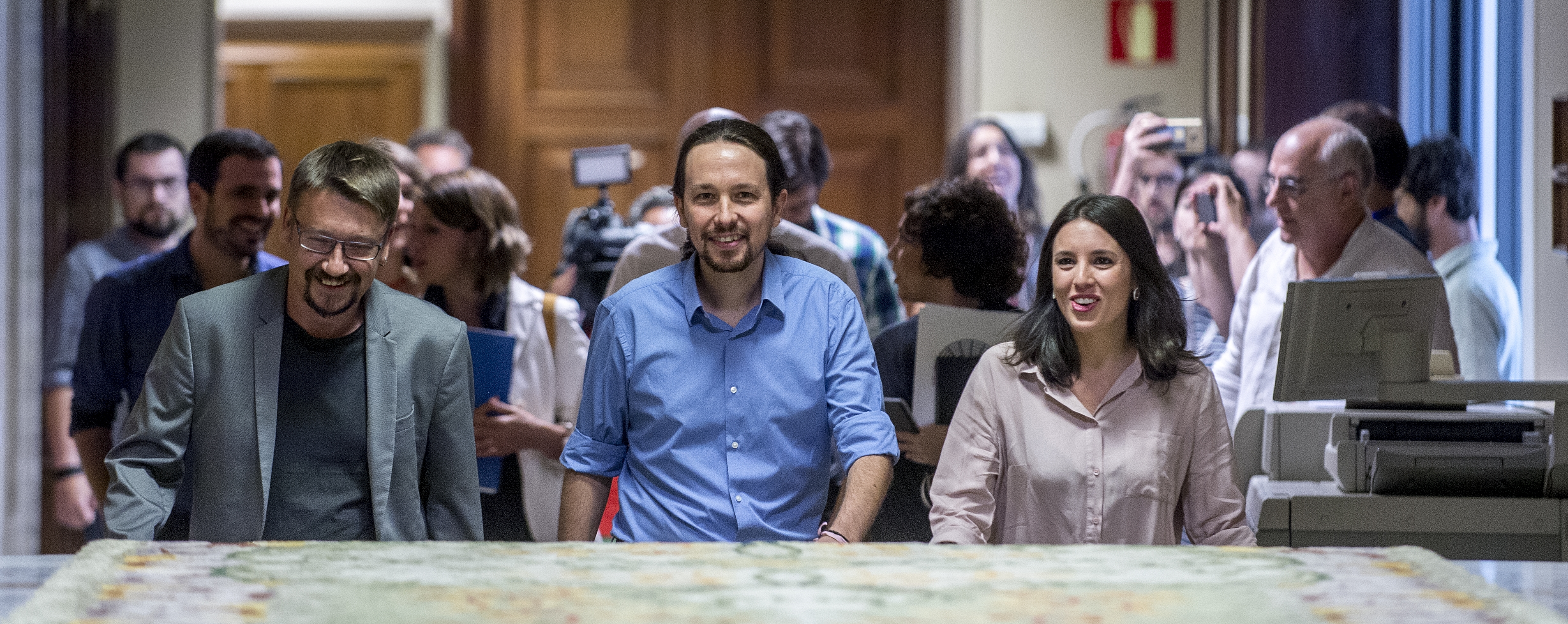 Xavier Domènech, Pablo Iglesias e Irene Montero caminan por los pasillos del Congreso de los Diputados