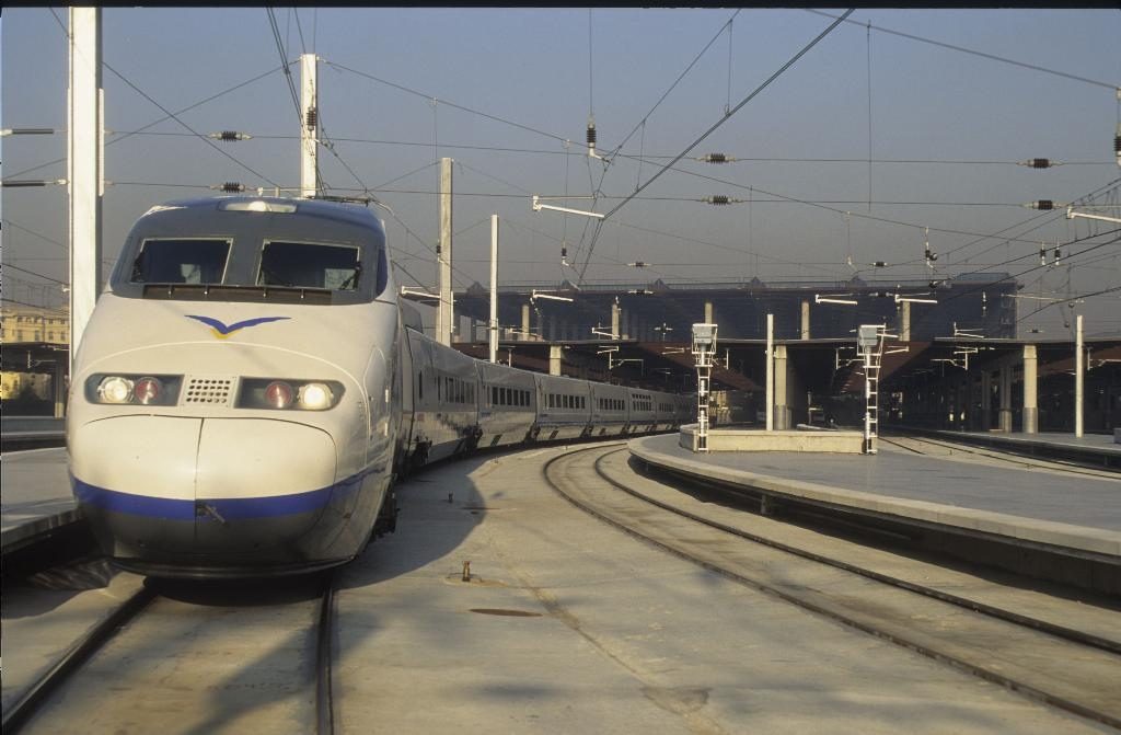 Imagen de un tren de alta velocidad Ave durante su recorrido en abril del 2012.