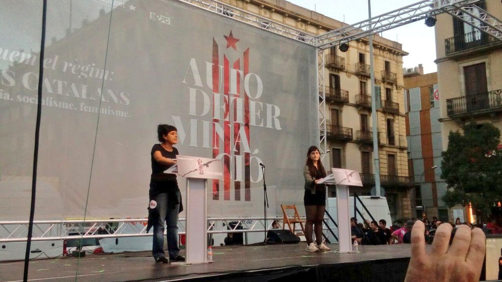 Anna Gabriel Sabaté y Mar Ampurdanès en un momento de su intervención durante el acto reivindicativo organizado por las CUP
