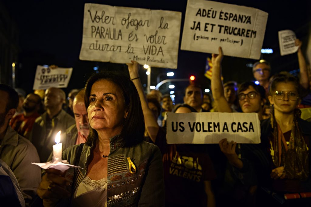 "Adiós España, ya te llamaremos. (Garcias por participar)" y "Querer ahogar la palabra que querer detener la vida" y "Os queremos en casa" rezan los carteles exhibidos en la manifestación del pasado 17 de octubre en Barcelona