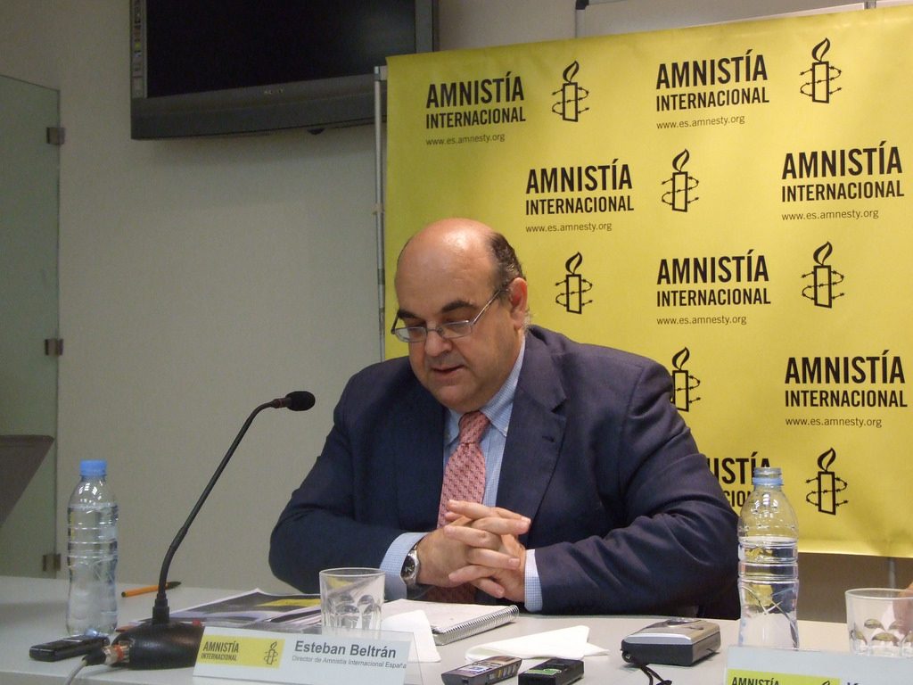 El director de la sección española de Amnistía Internacional, Esteban Beltrán, en una conferencia.
