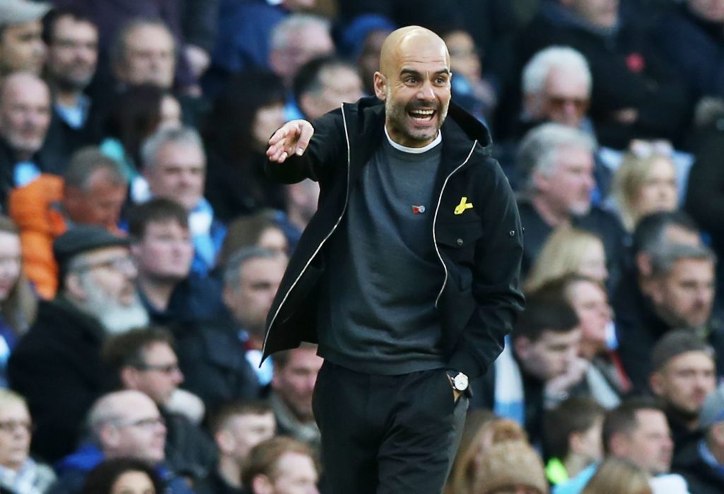 Josep Guardiola da indicaciones a sus jugadores durante el encuentro con el Arsenal.