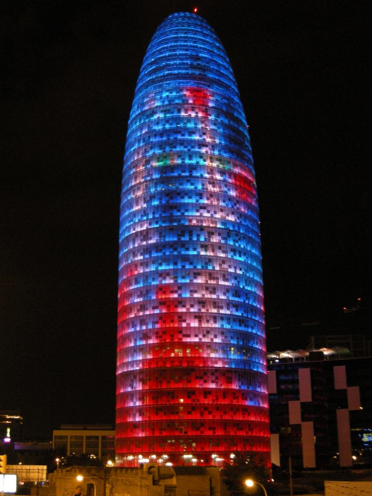 La vistosa Torre Agbar estaba destinada a ser sede de la Agencia Europea del Medicamento