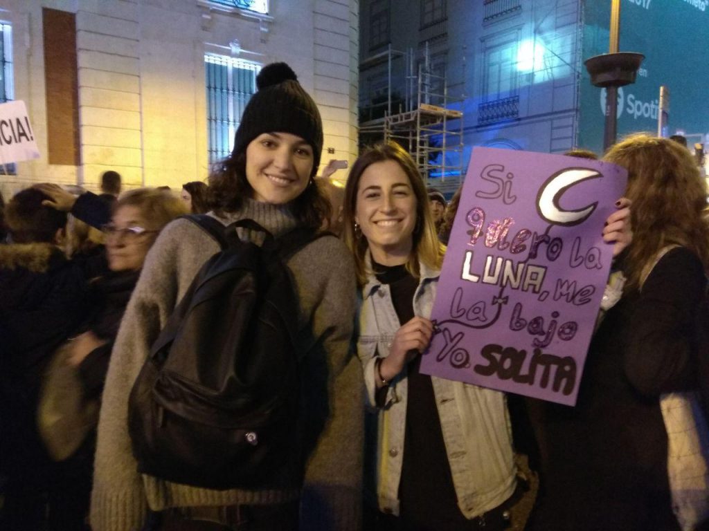 Laura y Lucía, dos amigas, en la manifestación del 25N.