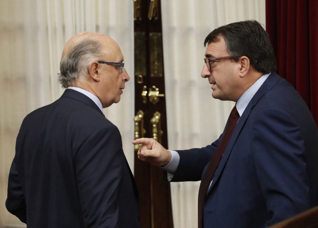el-ministro-de-hacienda-cristobal-montoro-y-el-portavoz-parlamentario-del-pnv-aitor-esteban-durante-una-sesion-de-control-al-ejecutivo-en-el-congreso.-efearchivo