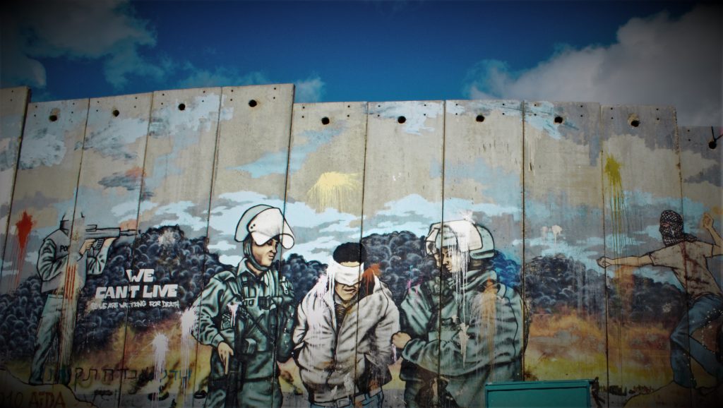 Un graffiti hecho sobre el muro, en las inmediaciones de Bethlehem, denunciando las condiciones de vida que impone Israel a los palestinos