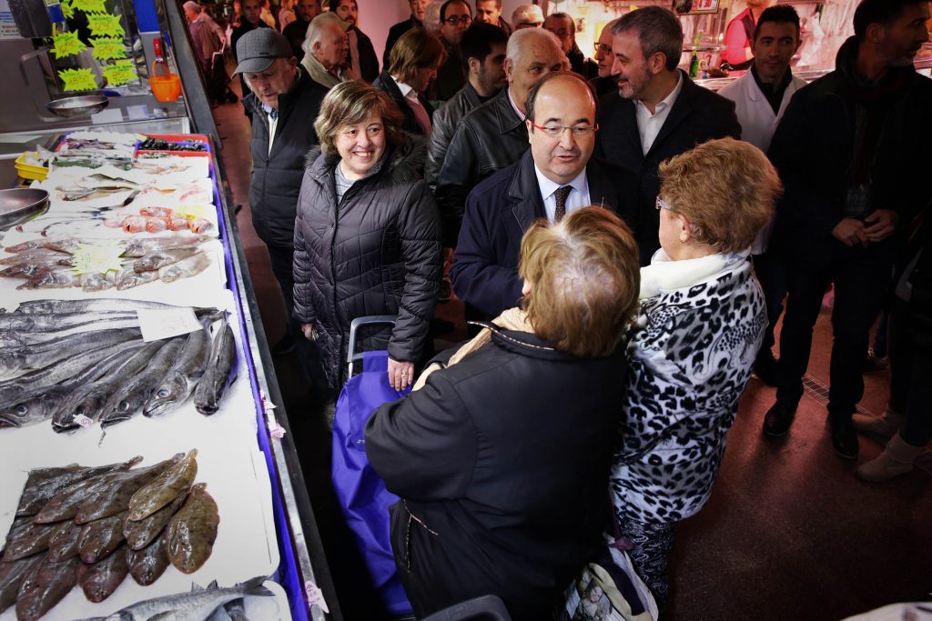 Miquel Iceta charla con las clientas de una pescadería durante su visita al barcelonés mercado de Sant Martí