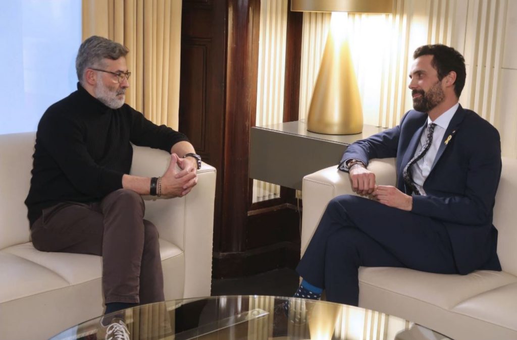 Roger Torrent, presidente de la Mesa del Parlament catalán, conversa con Carles Riera, cabeza de fila de la CUP