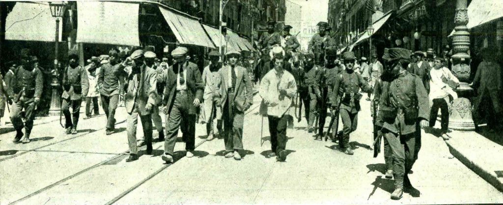 huelguistas paseando en 1917