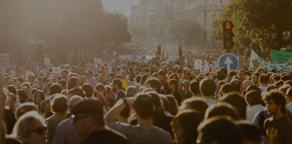 Imagen de campaña de "En Marcha por lo Básico", iniciativa secundada por un grupo de caminantes que se dirigirá desde León hasta Madrid.
