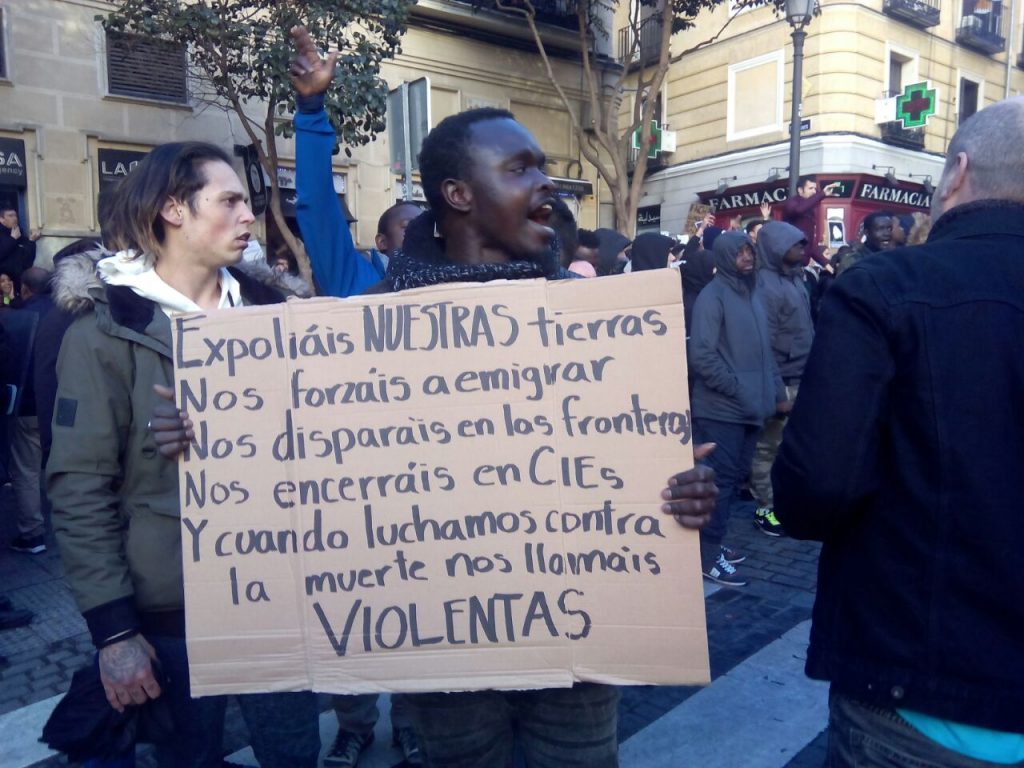 Cartel de un manifestante en la concentración de este viernes./