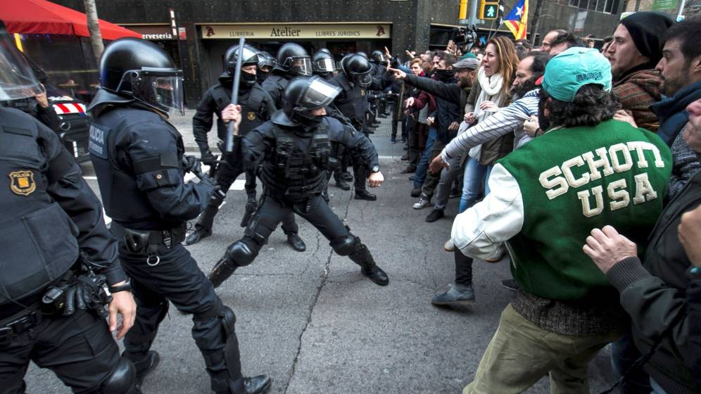 Mossos d'Esquadra arremeten contra los manifestantes