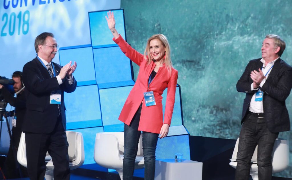 La presidenta de la Comunidad de Madrid, Cristina Cifuentes, recibe la cálida ovación de su partido en la Convención Nacional del PP de este fin de semana.