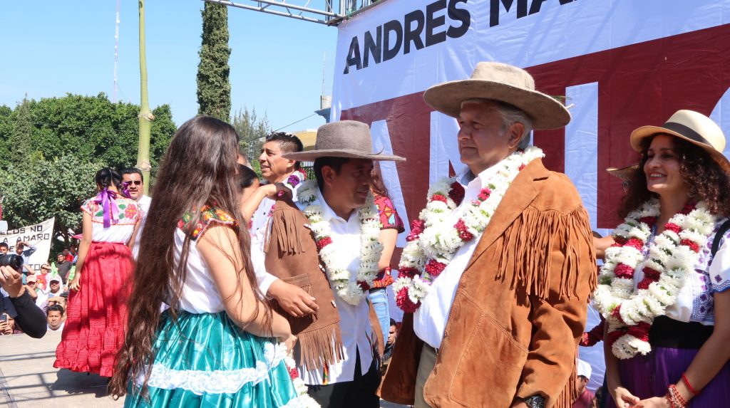 Andrés Manuel López Obrador (en el centro de la imagen), el candidato de la izquierda del Movimiento Regeneración Nacional (Morena) que aparece como favorito en las encuestas para optar a la Presidencia de México.