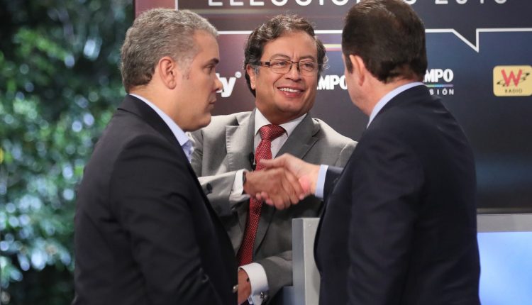 Los candidatos a la presidencia de Colombia Gustavo Petro (c) de Colombia Humana, Iván Duque del Centro Democrático (i) y Germán Vargas Lleras (d) de Mejor Vargas Lleras, en un debate organizado por el diario El Tiempo hoy, jueves 24 de mayo de 2018, en Bogotá.