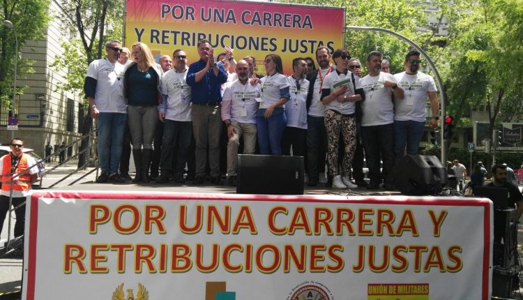 Imagen de la concentración de militares de este sábado en las inmediaciones del Ministerio de Defensa.
