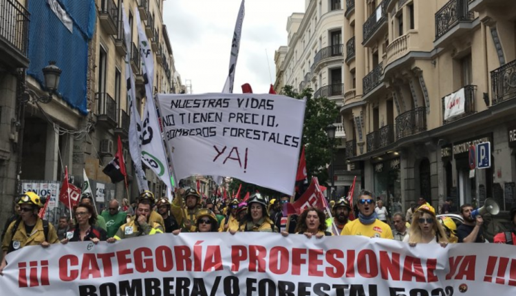 Los bomberos forestales en la manifestación de este sábado en Madrid.
