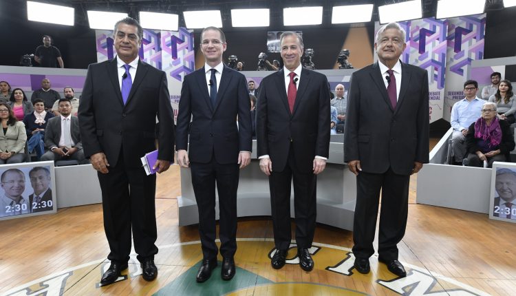 Los candidatos a la Presidencia de México: el independiente, Jaime Rodríguez; el conservador, Ricardo Anaya; el oficialista, José Antonio Meade, y el izquierdista, Andrés Manuel López Obrador, posan antes de iniciar el segundo debate este domingo en Tijuana.