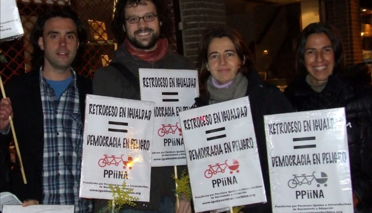 Imagen de archivo de varios miembros de la Plataforma de Permisos Iguales e Intransferibles de Nacimiento y Adopción (PPiiNA).
