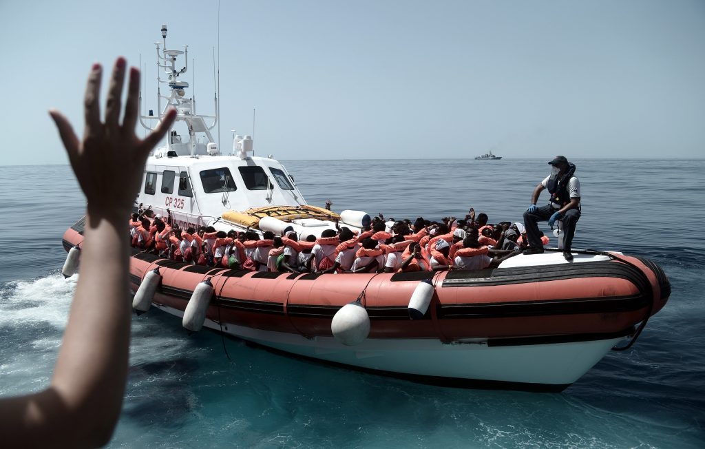 Varios de los 629 inmigrantes rescatados a bordo del barco "Aquarius" en el Méditerráneo este martes.