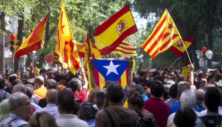 BANDERAS-ESPÑOLAS-CATALANAS-Y-ESTELADAS