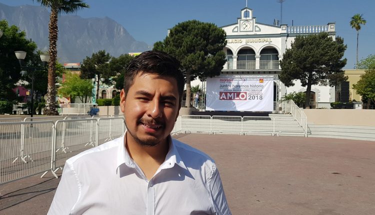El diputado por Morena Guillermo Santiago en una imagen de la campaña electoral de la que actualmente se encarga en el estado de Nuevo León.