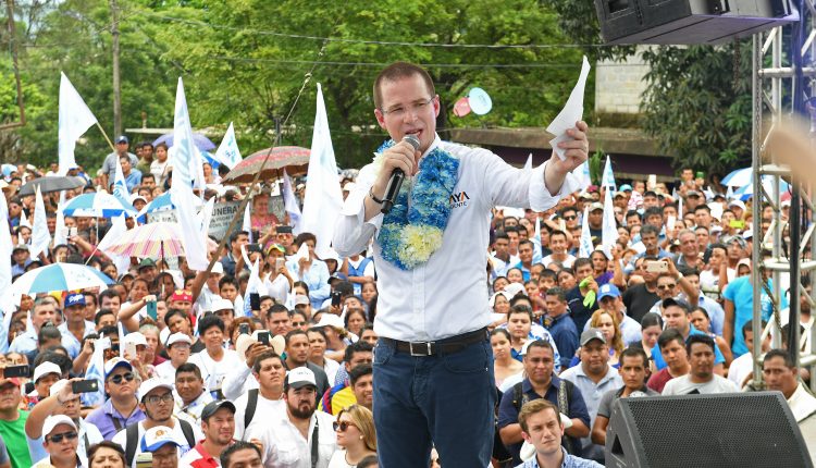 Ricardo Anaya durante un acto de campaña en el municipio de Acatlán, Oaxaca (México).