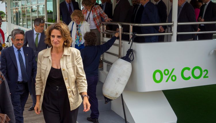 La ministra para la Transición Ecológica, María Teresa Ribera, en la inauguración del ECOCAT, el primer catamarán electrosolar de pasajeros de Europa.