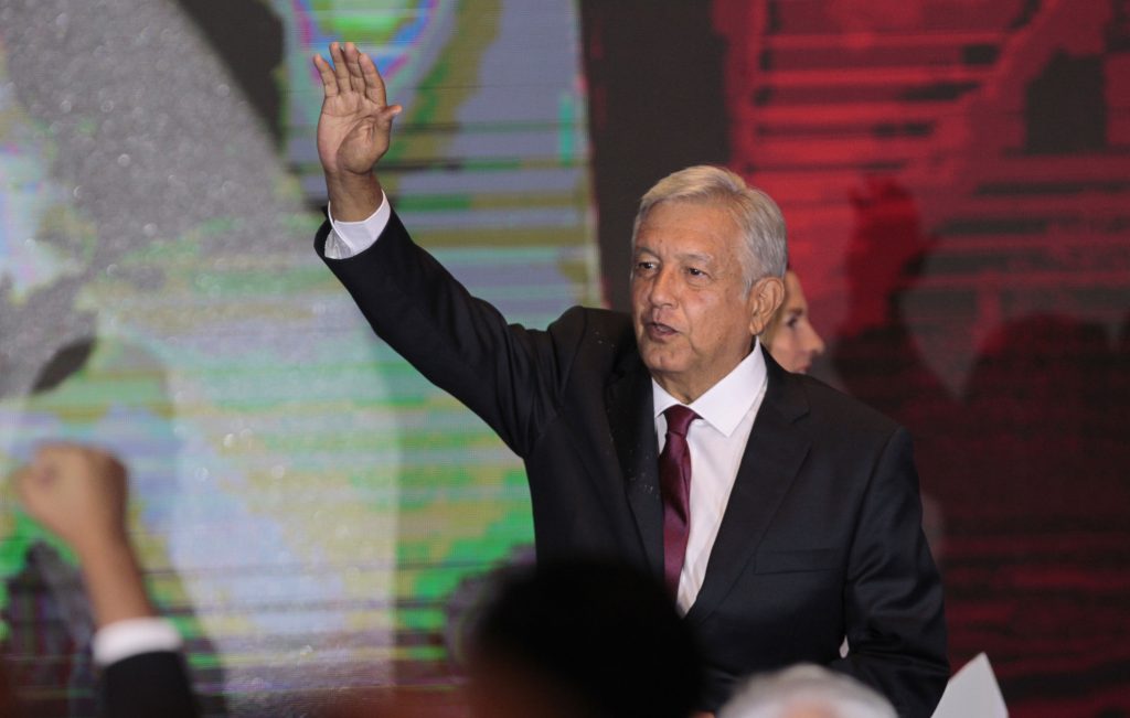 El líder izquierdista Andrés Manuel López Obrador, de Movimiento Regeneración Nacional (Morena), saluda a sus seguidores este domingo 1 de julio de 2018, en el Hotel Hilton, situado en el centro histórico de Ciudad de México (México).