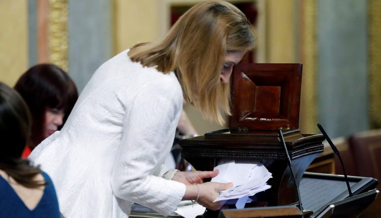 La presidenta de la cámara, Ana Pastor, sostiene unos votos durante el pleno del Congreso de los Diputado.