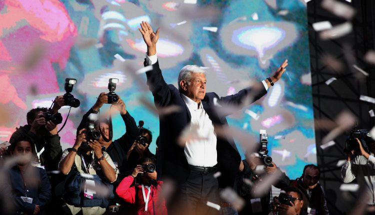 Cientos de simpatizantes del candidato izquierdista Andrés Manuel López Obrador, lo aclaman durante su arribo a la Plaza de la Constitución de la Ciudad de México tras conocer su triunfo en las elecciones.