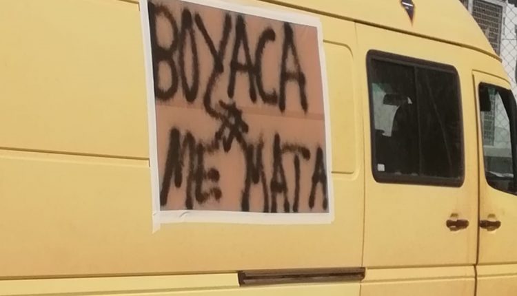 Uno de los carteles en una furgoneta de reparto