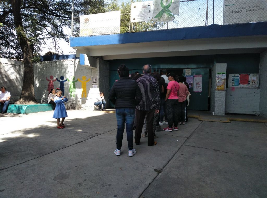Fila para votar a primera hora de la mañana en una casilla de Iztapalapa.
