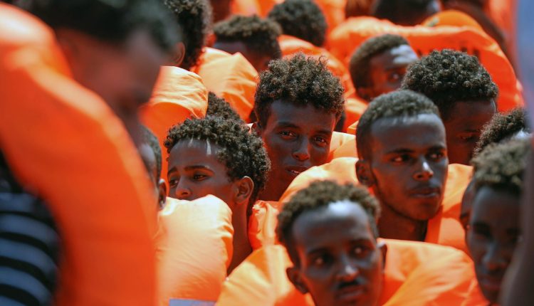 Varios inmigrantes siendo rescatados para ser llevados abordo del barco de rescate Aquarius en el Mediterráneo el 10 de agosto del 2018.