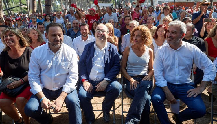El primer secretario del PSC, Miquel Iceta (i2), la ministra de Política Territorial y Función Pública, Meritxell Batet (d2), y el secretario de organización del PSOE y ministro de Fomento, José Luis Ábalos (i1), acompañados del presidente del grupo municipal Jaume Collboni (d1) participan en la tradicional Fiesta de la Rosa de los socialistas catalanes en Gavà.