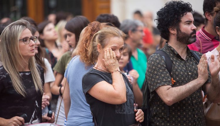 Concentración convocada esta tarde en la Plaza Mayor de Castellón en repulsa por el presunto asesinato de Nerea (6 años) y Martina (4años) a manos de su padre que posteriormente se ha arrojado al vacío en el domicilio familiar.