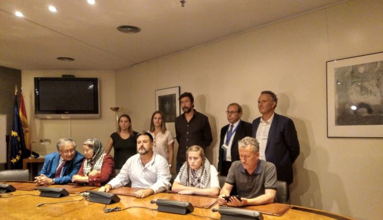 La joven palestina Ahed Tamimi (en el centro) en su recepción en el Congreso de los Diputados.