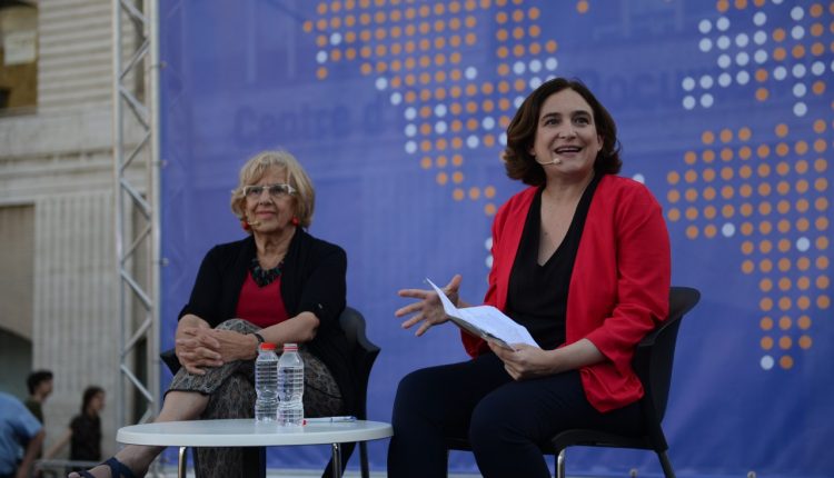 Las alcaldesas de Madrid y Barcelona, Manuela Carmena y Ada Colau, respectivamente en “Fearless Cities. International Municipality Summit”, el evento de las ciudades valientes y sin miedo que acogió en junio del año pasado la plaza de los Angels en Barcelona.