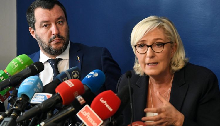 La ultraderechista francesa Marine Le Pen (d) y el ministro italiano del Interior, Matteo Salvini (i), en una rueda de prensa en Roma el pasado 8 de octubre de 2018.