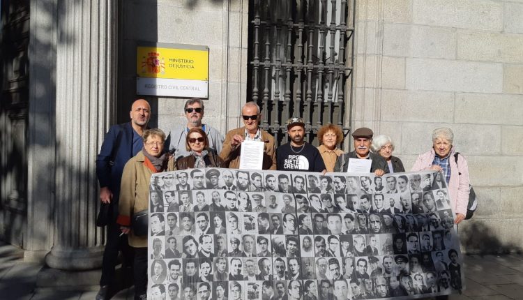 Representantes de la Memoria Histórica y las víctimas del franquismo presentando hoy una carta al Gobierno para que impida el traslado de los restos del dictador a la Cadetral de la Almudena.