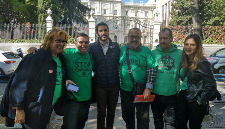 Activistas de la PAH esta mañana frente a la Fiscalía General del Estado.