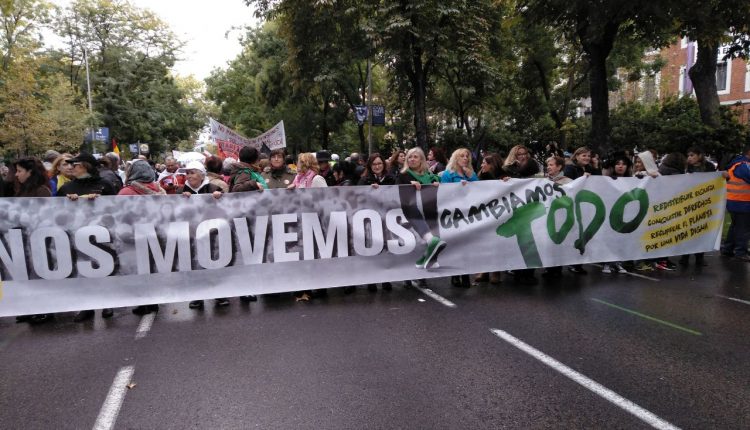 Cabecera de la manifestación de este sábado en Madrid de la Movilización 24/27. crisis-estafa