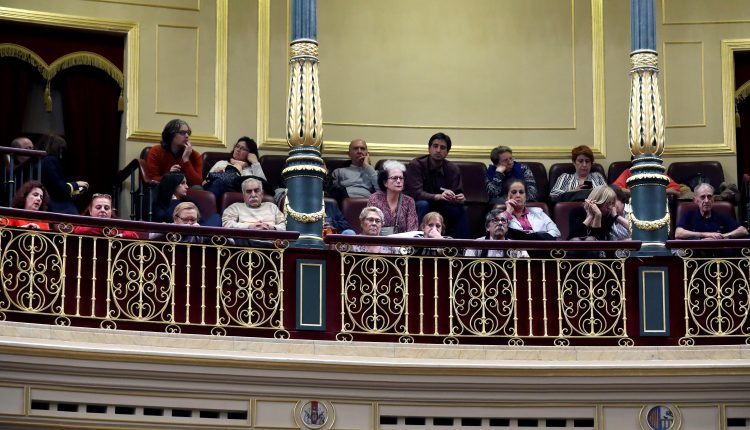 Asociaciones de afectados por los bebés robados en la tribuna de invitados en el Congreso donde hoy se toma en consideración una proposición de ley del grupo parlamentario socialista y del grupo mixto sobre bebés robados en España.