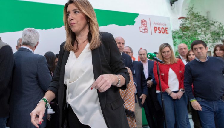 La presidenta andaluza en funciones y secretaria general del PSOE-A, Susana Díaz, tras su comparecencia hoy en la sede del partido en Sevilla tras la reunión de la Ejecutiva Regional socialista que le ha dado la confianza para seguir liderando el partido.