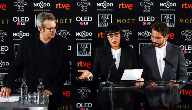 El presidente de la Academia, Mariano Barroso ; la actriz Rossy de Palma; y el actor y director Paco León durante la ceremonia de presentación de la 33 edición de los Premios Goya