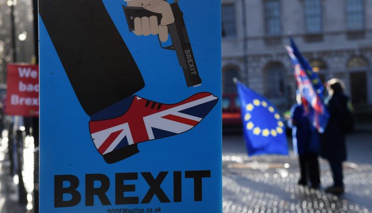 Manifestantes a favor de la Unión Europea protestan fuera del Parlamento