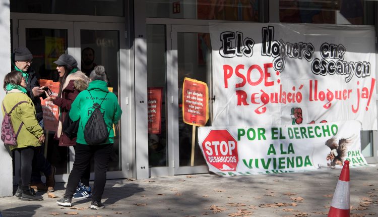 Una veintena de miembros de la Plataforma de Afectados por la Hipoteca (PAH) y del Sindicat de Llogaters (Sindicato de Inquilinos) ocuparon el vestíbulo de la sede del PSC, dispuestos a "pasar la noche", en protesta contra el real decreto ley de vivienda.