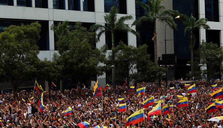 Los simpatizantes de la oposición venezolana vuelven a manifestarse en las calles del país para cuestionar la legitimidad del jefe de Estado, Nicolás Maduro, al que el Parlamento y buena parte de la comunidad internacional no reconocen. EFE/Cristian Hernández