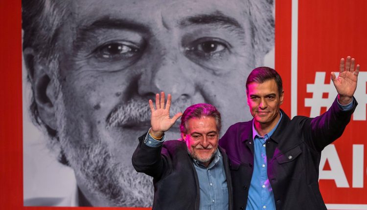 El presidente del Gobierno y secretario general de los socialistas, Pedro Sánchez , presenta la precandidatura del exseleccionador de baloncesto Pepu Hernández, a las primarias del PSOE. EFE/Emilio Naranjo